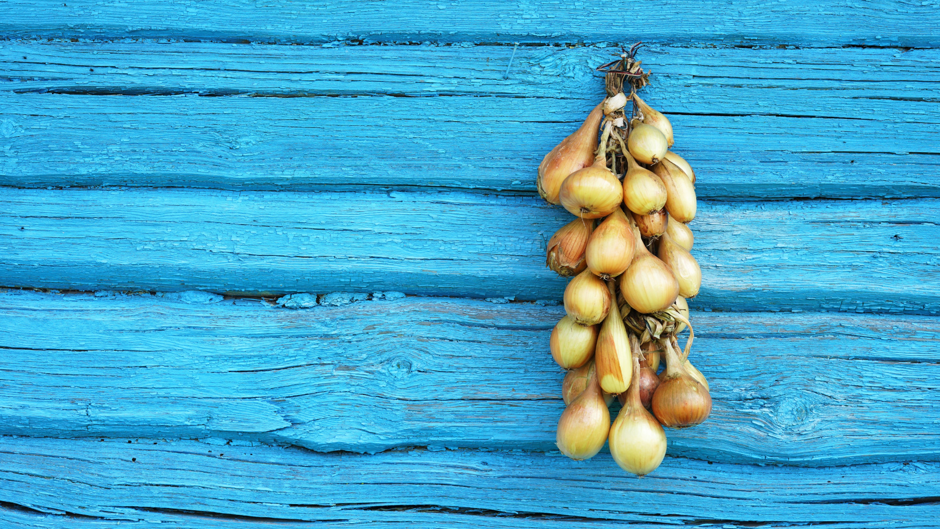 Graikijoje ant durų kabinami svogūnai